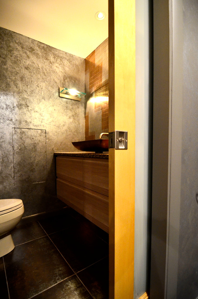 Пример оригинального дизайна: ванная комната в стиле лофт с настольной раковиной, светлыми деревянными фасадами, столешницей из гранита, металлической плиткой, серыми стенами и полом из керамогранита