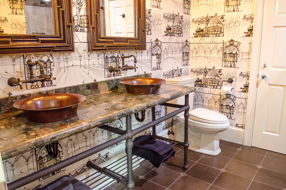 ローリーにあるインダストリアルスタイルのおしゃれな浴室 (ベッセル式洗面器、オープンシェルフ、分離型トイレ) の写真