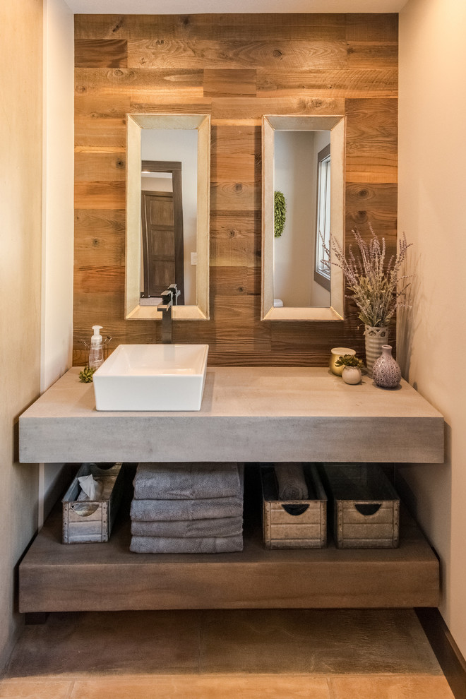 Ejemplo de cuarto de baño principal urbano de tamaño medio con lavabo sobreencimera y encimera de cemento