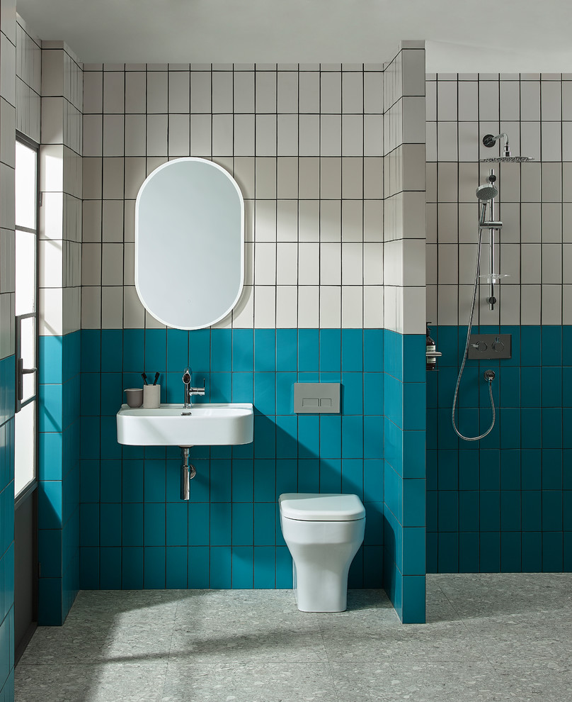 Идея дизайна: ванная комната в современном стиле с душевой комнатой, унитазом-моноблоком, бежевой плиткой, синей плиткой, белой плиткой, плиткой кабанчик, разноцветными стенами, душевой кабиной, подвесной раковиной, серым полом и открытым душем