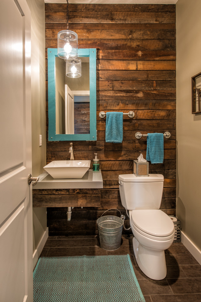 На фото: маленькая ванная комната в стиле лофт с настольной раковиной, коричневым полом и белой столешницей для на участке и в саду с