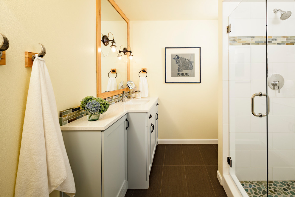 Пример оригинального дизайна: ванная комната: освещение в современном стиле с серыми фасадами и плиткой мозаикой