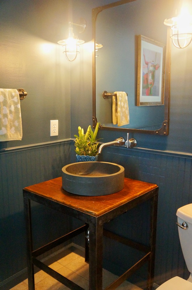 Industrial Badezimmer mit Aufsatzwaschbecken, Waschtisch aus Holz, blauer Wandfarbe und Keramikboden in Charleston