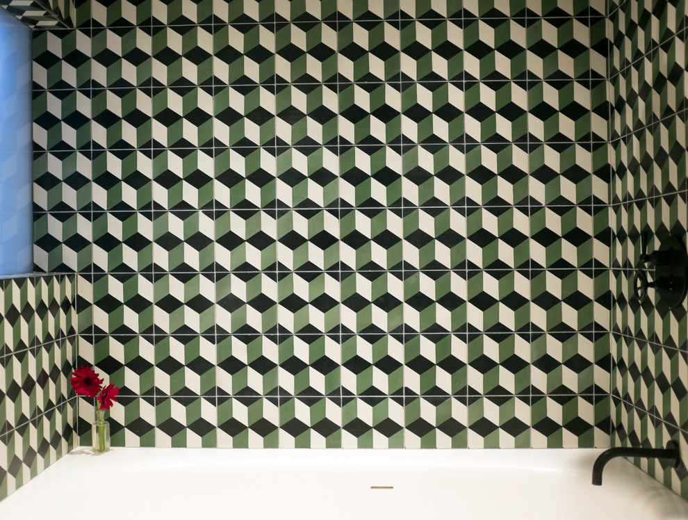 Источник вдохновения для домашнего уюта: ванная комната среднего размера в стиле лофт с фасадами островного типа, искусственно-состаренными фасадами, ванной в нише, душем над ванной, зеленой плиткой, цементной плиткой, белыми стенами, полом из керамической плитки, накладной раковиной, унитазом-моноблоком, столешницей из бетона, разноцветным полом, открытым душем и бежевой столешницей