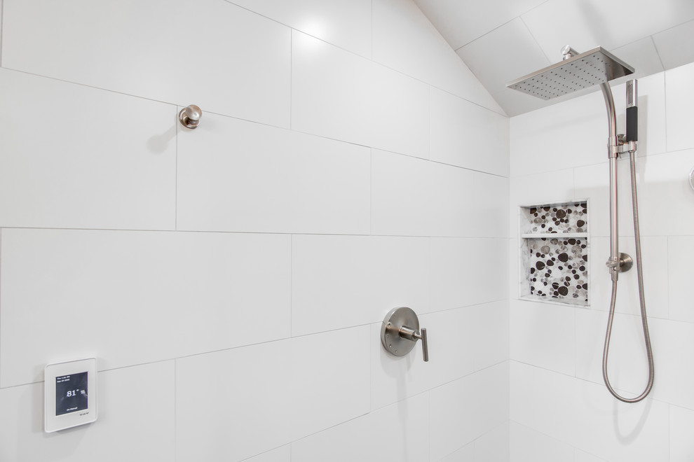 Idéer för mellanstora industriella en-suite badrum, med luckor med infälld panel, grå skåp, ett fristående badkar, en kantlös dusch, en toalettstol med hel cisternkåpa, svart och vit kakel, keramikplattor, grå väggar, klinkergolv i keramik, ett undermonterad handfat och granitbänkskiva