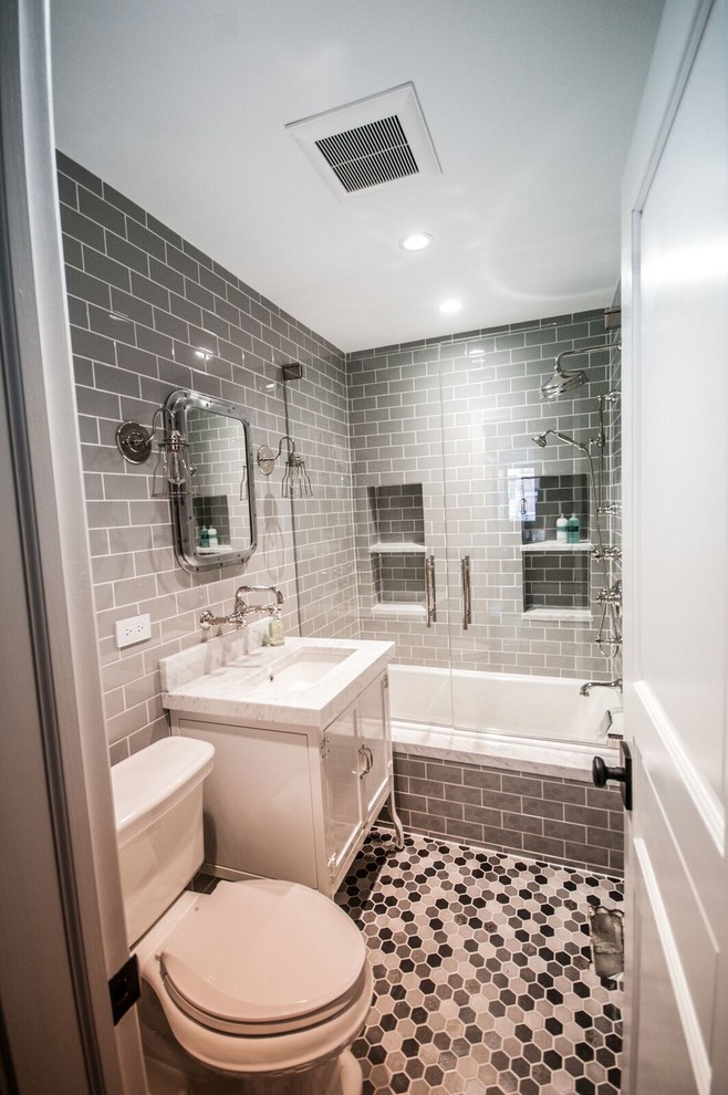 Idéer för små industriella en-suite badrum, med vita skåp, ett platsbyggt badkar, en toalettstol med separat cisternkåpa, grå kakel, keramikplattor, grå väggar, klinkergolv i keramik, ett undermonterad handfat och marmorbänkskiva
