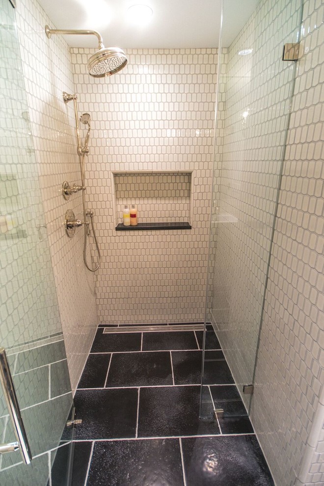 シカゴにあるお手頃価格の小さなインダストリアルスタイルのおしゃれなバスルーム (浴槽なし)の写真