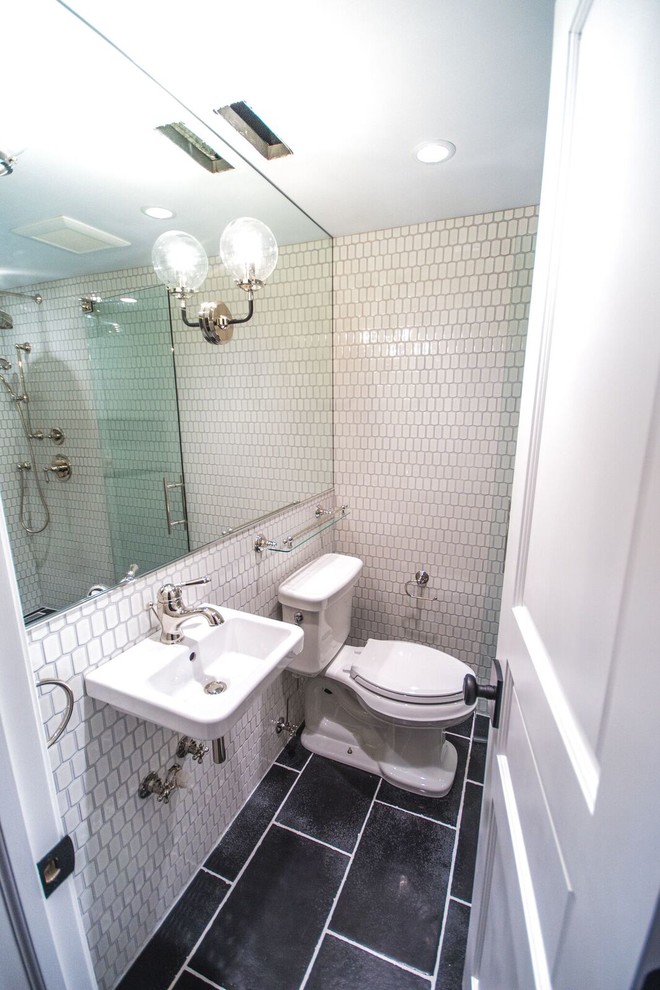 Cette image montre une petite salle de bain urbaine avec WC séparés, un carrelage noir et blanc, des carreaux de céramique, un mur blanc, un sol en carrelage de céramique et un lavabo suspendu.