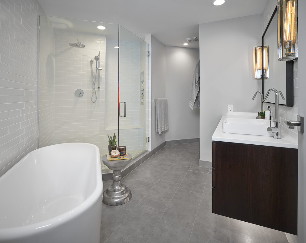 エドモントンにあるインダストリアルスタイルのおしゃれな浴室の写真
