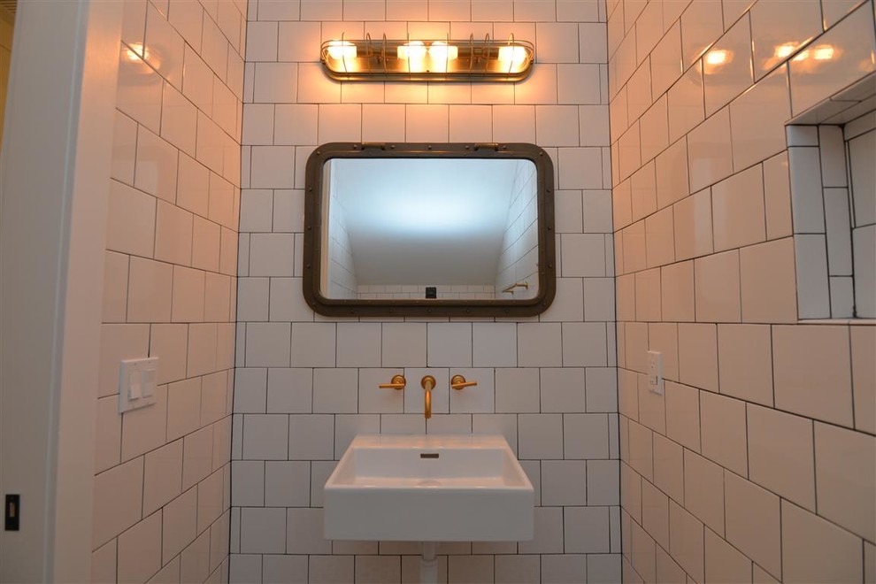 Diseño de cuarto de baño de estilo de casa de campo pequeño con baldosas y/o azulejos blancos, paredes blancas, lavabo suspendido y baldosas y/o azulejos de cemento