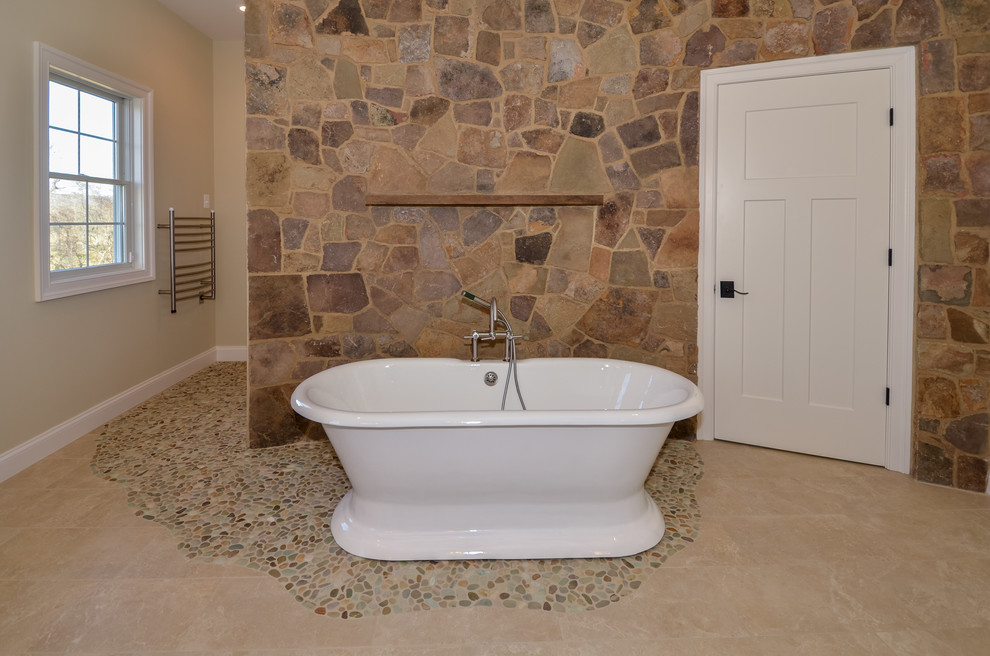 Landhausstil Badezimmer En Suite mit freistehender Badewanne, offener Dusche, beigen Fliesen, Porzellan-Bodenfliesen und Aufsatzwaschbecken in Washington, D.C.