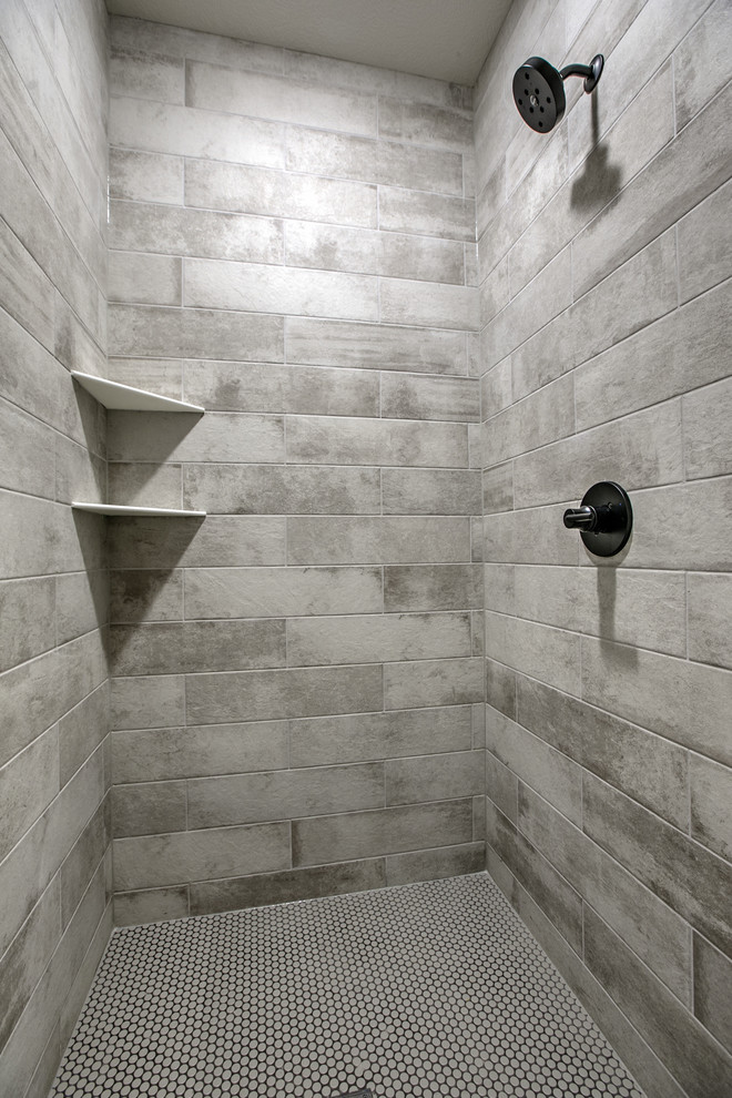 Imagen de cuarto de baño principal urbano con armarios estilo shaker, puertas de armario blancas, ducha abierta, sanitario de dos piezas, lavabo bajoencimera, encimera de cuarzo compacto y ducha abierta
