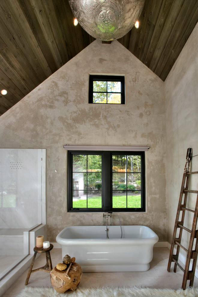 Источник вдохновения для домашнего уюта: большая главная ванная комната в стиле кантри с фасадами в стиле шейкер, светлыми деревянными фасадами, отдельно стоящей ванной, угловым душем, унитазом-моноблоком, белой плиткой, плиткой из листового камня, серыми стенами, мраморным полом, врезной раковиной, мраморной столешницей, бежевым полом и душем с распашными дверями