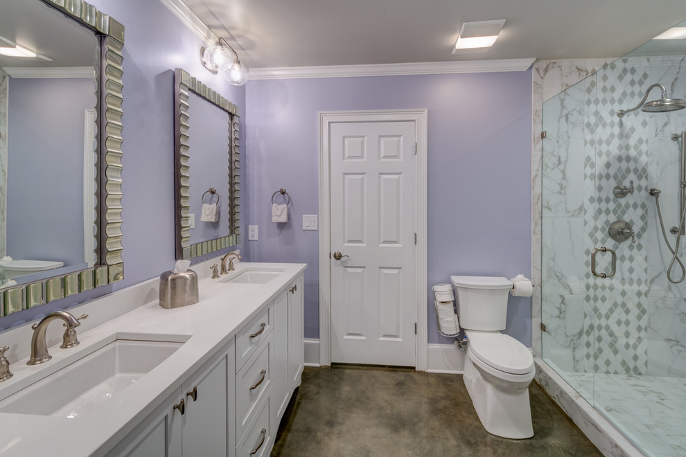 Exemple d'une grande douche en alcôve principale chic avec un placard à porte shaker, des portes de placard blanches, WC séparés, un carrelage blanc, des carreaux de porcelaine, un mur violet, sol en béton ciré, un lavabo encastré, un plan de toilette en quartz, une cabine de douche à porte battante et un plan de toilette blanc.