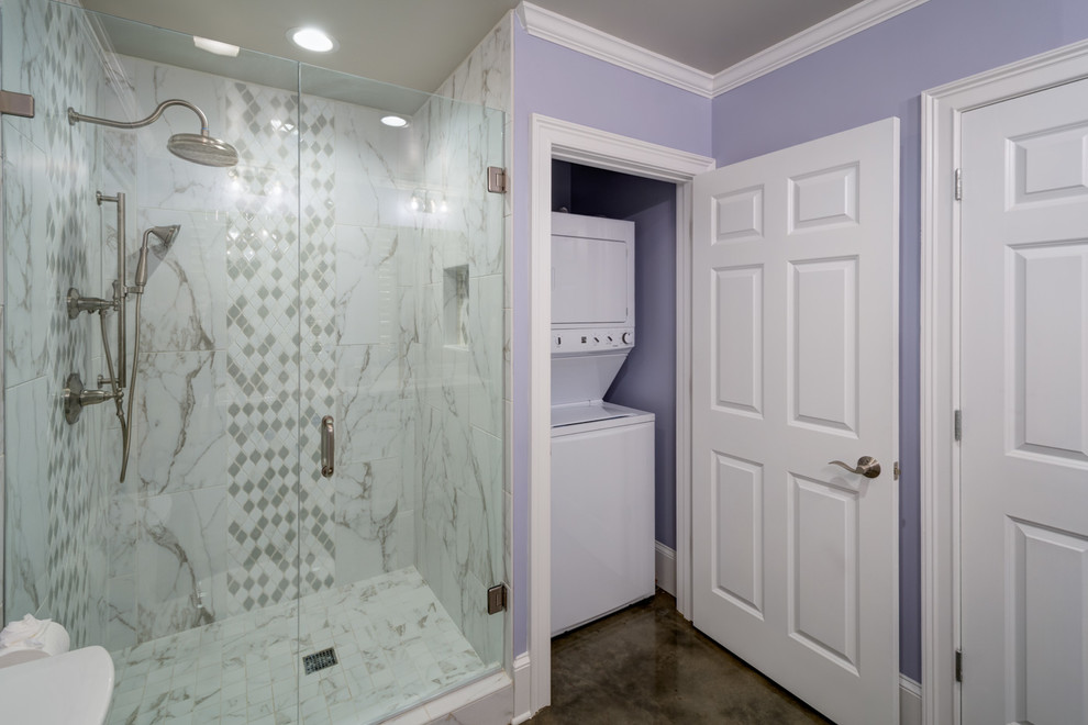 Идея дизайна: большая главная ванная комната в стиле неоклассика (современная классика) с фасадами в стиле шейкер, белыми фасадами, душем в нише, раздельным унитазом, белой плиткой, керамогранитной плиткой, фиолетовыми стенами, бетонным полом, врезной раковиной, столешницей из кварцита, душем с распашными дверями и белой столешницей