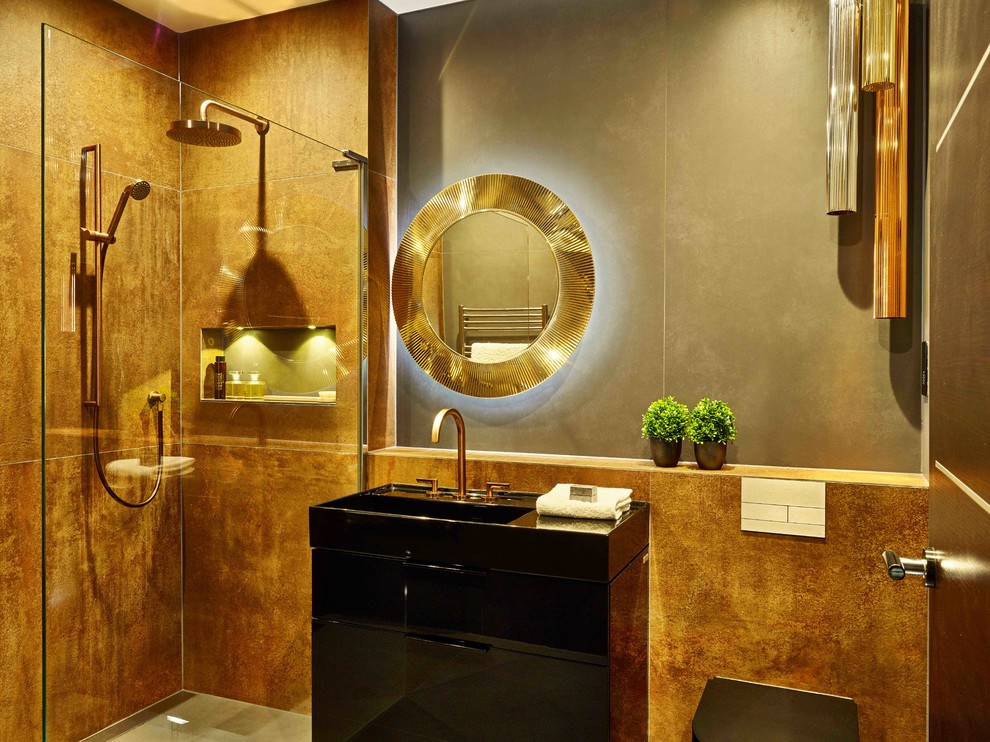 Cette photo montre une petite salle d'eau tendance avec une douche ouverte, WC suspendus, des carreaux de porcelaine, un mur gris, un sol en carrelage de porcelaine et un sol gris.