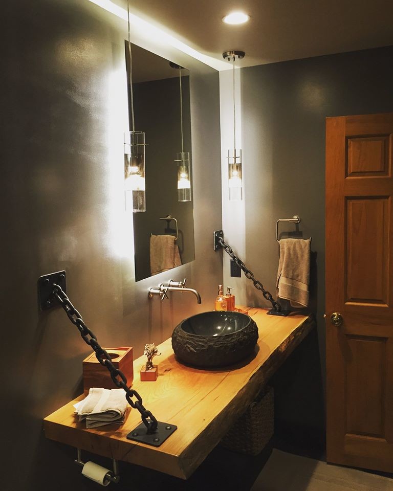 На фото: ванная комната среднего размера в стиле лофт с угловым душем, унитазом-моноблоком, серыми стенами, полом из керамической плитки, душевой кабиной, настольной раковиной, столешницей из дерева, серым полом и душем с распашными дверями