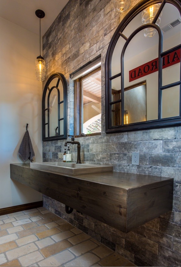 Источник вдохновения для домашнего уюта: ванная комната в стиле лофт с открытыми фасадами, темными деревянными фасадами, душем в нише, серой плиткой, керамической плиткой, серыми стенами, полом из известняка, душевой кабиной, раковиной с несколькими смесителями, столешницей из дерева, разноцветным полом, душем с распашными дверями и коричневой столешницей