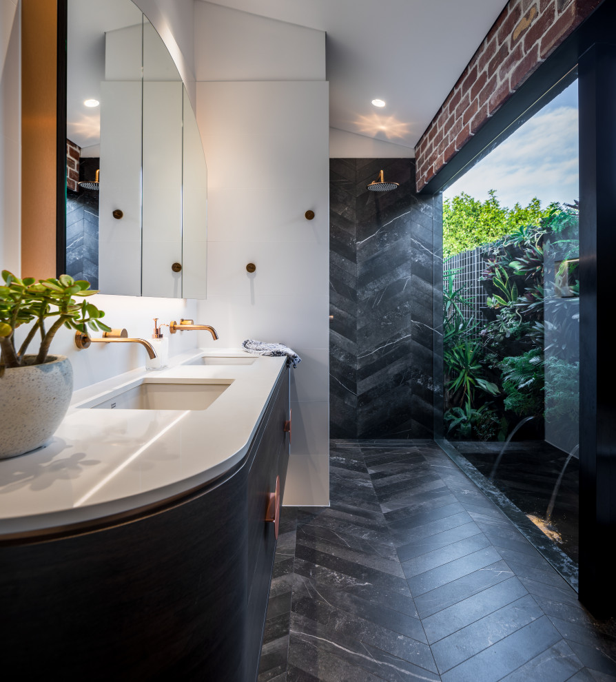 На фото: ванная комната в стиле лофт с ванной на ножках, столешницей из искусственного кварца и белой столешницей с