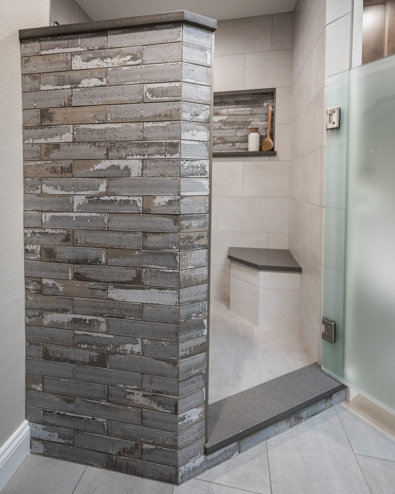 Idée de décoration pour une salle de bain principale urbaine en bois brun de taille moyenne avec un placard avec porte à panneau encastré, une douche d'angle, un carrelage blanc, des carreaux de porcelaine, un mur gris, un sol en carrelage de porcelaine, une vasque, un plan de toilette en quartz modifié, un sol gris, une cabine de douche à porte battante, un plan de toilette gris, un banc de douche, meuble double vasque et meuble-lavabo encastré.