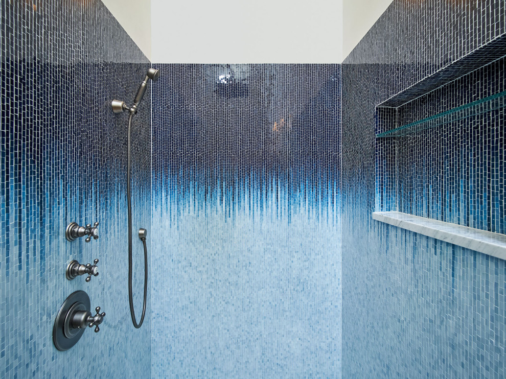 Inspiration för ett mellanstort industriellt flerfärgad flerfärgat en-suite badrum, med luckor med infälld panel, blå skåp, en dusch i en alkov, en toalettstol med hel cisternkåpa, vita väggar, mellanmörkt trägolv, ett undermonterad handfat, marmorbänkskiva, brunt golv och dusch med gångjärnsdörr