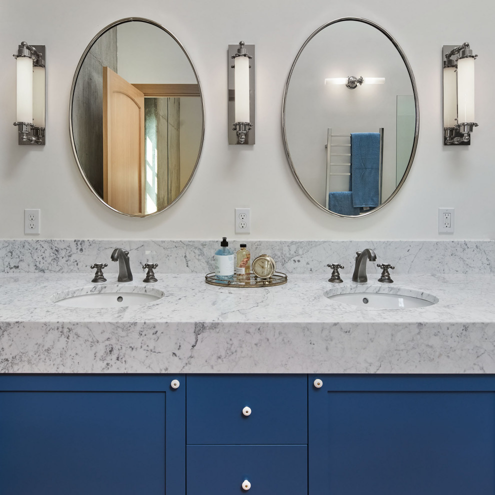 Idéer för ett mellanstort industriellt flerfärgad en-suite badrum, med luckor med infälld panel, blå skåp, en dusch i en alkov, en toalettstol med hel cisternkåpa, vita väggar, mellanmörkt trägolv, ett undermonterad handfat, marmorbänkskiva, brunt golv och dusch med gångjärnsdörr