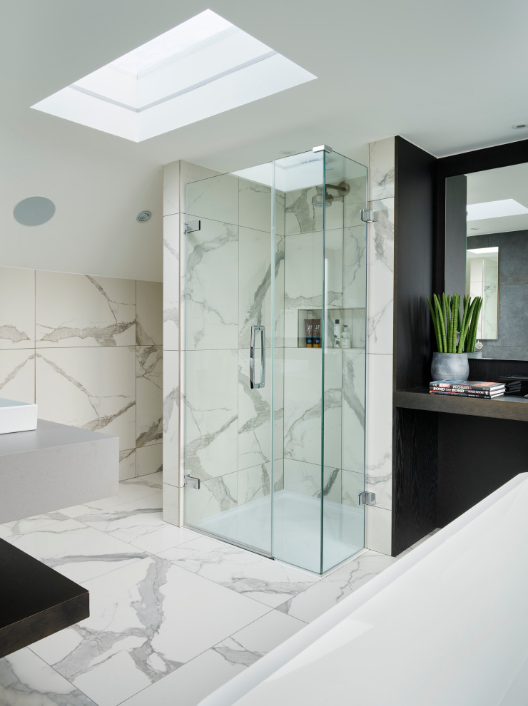 Foto de cuarto de baño principal contemporáneo con suelo de baldosas de porcelana, bañera exenta y baldosas y/o azulejos de porcelana