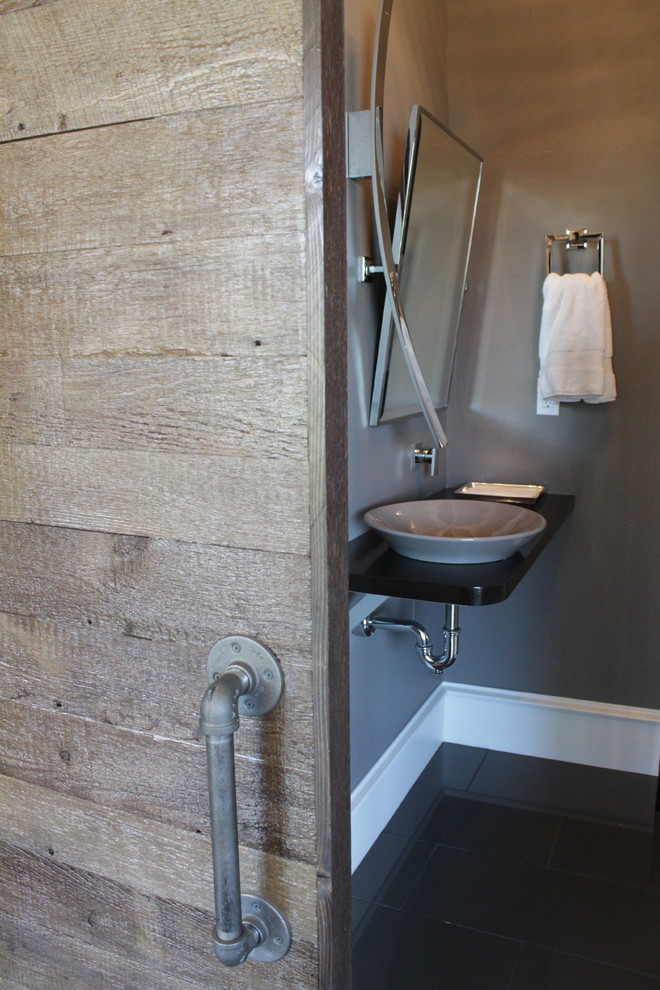 Foto de cuarto de baño actual de tamaño medio con lavabo sobreencimera, armarios estilo shaker, puertas de armario blancas, encimera de cuarzo compacto, paredes grises y suelo de baldosas de cerámica