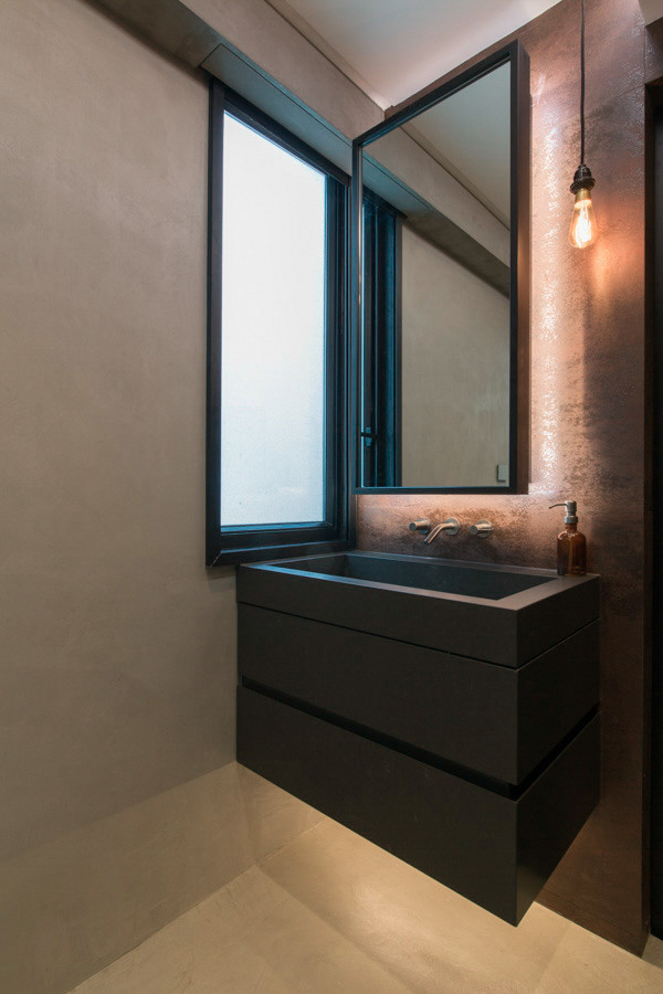 香港にある小さなインダストリアルスタイルのおしゃれな浴室 (フラットパネル扉のキャビネット、茶色いキャビネット、茶色いタイル、セラミックタイル、ベージュの壁、壁付け型シンク、珪岩の洗面台、ベージュの床) の写真