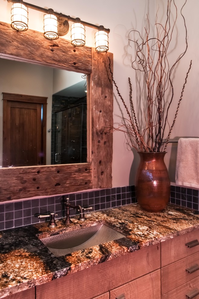 デンバーにあるインダストリアルスタイルのおしゃれな浴室の写真