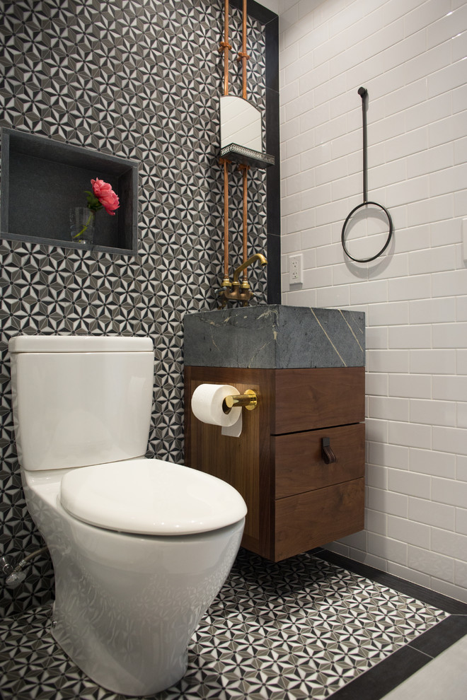Inredning av ett modernt litet badrum med dusch, med ett avlångt handfat, släta luckor, skåp i mellenmörkt trä, bänkskiva i täljsten, en toalettstol med hel cisternkåpa, flerfärgad kakel, mosaik, flerfärgade väggar och klinkergolv i keramik