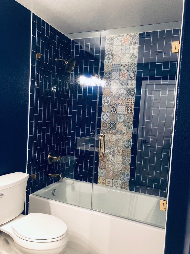 На фото: маленькая главная ванная комната в стиле фьюжн с накладной ванной, душем над ванной, синей плиткой, керамической плиткой и душем с распашными дверями для на участке и в саду