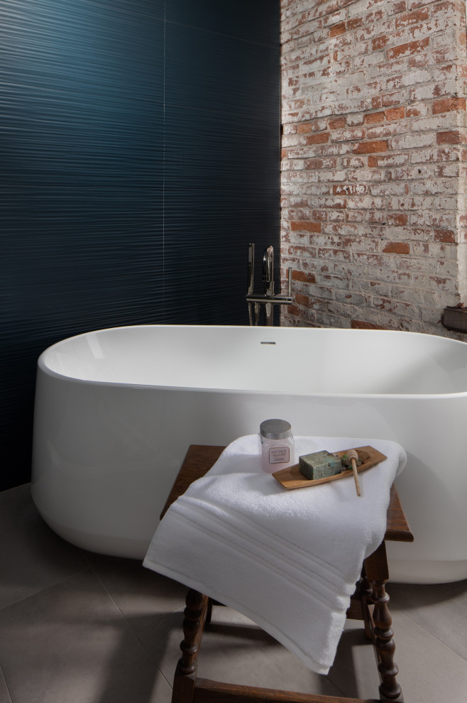 Foto på ett stort funkis en-suite badrum, med svart kakel, blå kakel, flerfärgade väggar, ett fristående badkar, klinkergolv i keramik och beiget golv