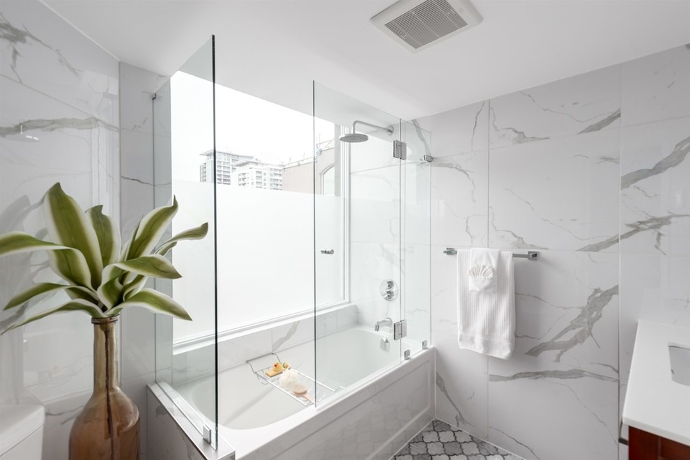 Inredning av ett industriellt mellanstort vit vitt badrum med dusch, med släta luckor, röda skåp, ett hörnbadkar, en dusch/badkar-kombination, vit kakel, stenhäll, vita väggar, klinkergolv i porslin, ett undermonterad handfat, bänkskiva i akrylsten, grått golv och med dusch som är öppen