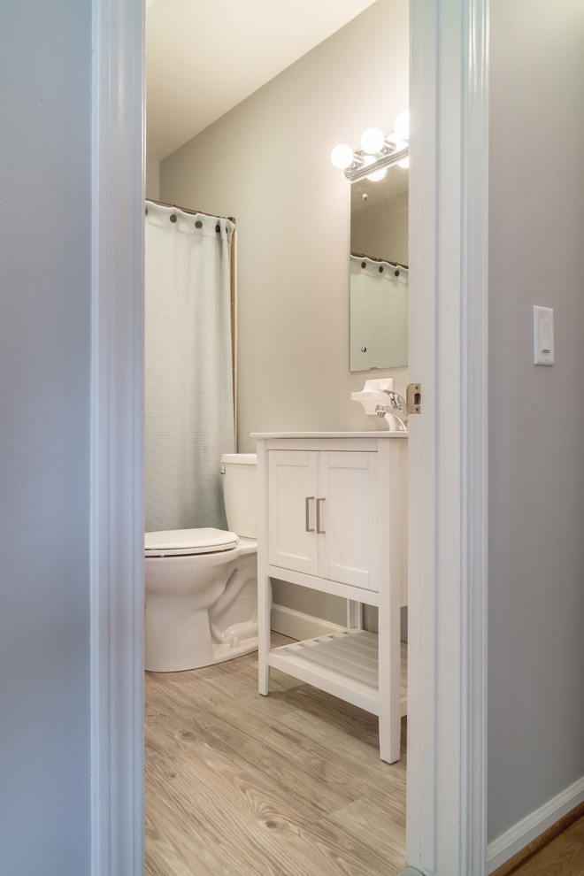 Idéer för mellanstora rustika en-suite badrum, med vita skåp, grå väggar, vinylgolv, grått golv, skåp i shakerstil, en dusch i en alkov, en toalettstol med separat cisternkåpa, ett integrerad handfat, bänkskiva i kvarts och dusch med duschdraperi