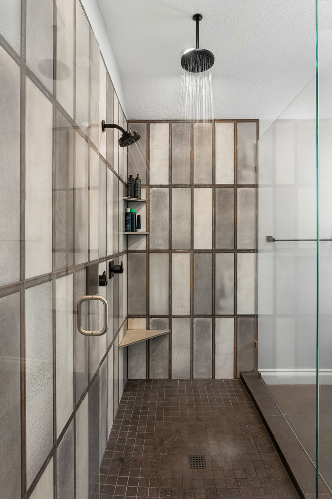 Idéer för stora industriella grått en-suite badrum, med skåp i shakerstil, skåp i mörkt trä, ett fristående badkar, en hörndusch, grå kakel, grå väggar, ett undermonterad handfat, brunt golv och dusch med gångjärnsdörr