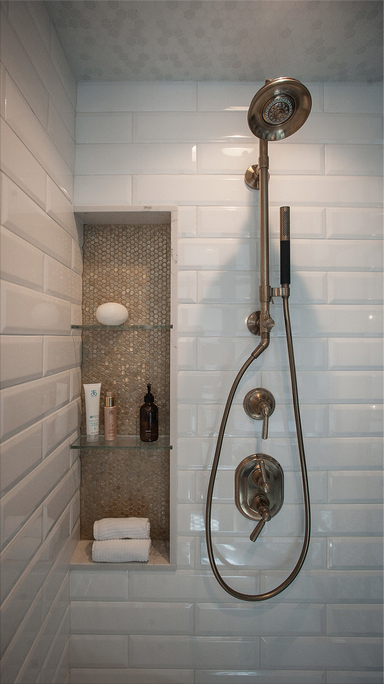 Пример оригинального дизайна: главная ванная комната среднего размера в стиле лофт с фасадами в стиле шейкер, фасадами цвета дерева среднего тона, отдельно стоящей ванной, угловым душем, раздельным унитазом, желтой плиткой, плиткой кабанчик, серыми стенами, полом из цементной плитки, врезной раковиной, столешницей из искусственного кварца, серым полом, душем с распашными дверями и белой столешницей