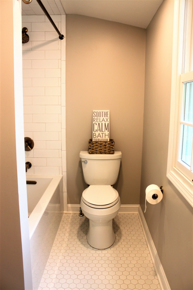 Foto på ett mellanstort vintage vit en-suite badrum, med släta luckor, skåp i mellenmörkt trä, en dusch/badkar-kombination, en toalettstol med separat cisternkåpa, vit kakel, ett undermonterad handfat och bänkskiva i kvarts