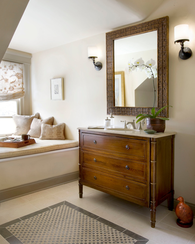 Foto på ett mellanstort vintage badrum med dusch, med möbel-liknande, skåp i mellenmörkt trä, bänkskiva i kalksten, beige kakel, stenkakel, beige väggar och kalkstensgolv