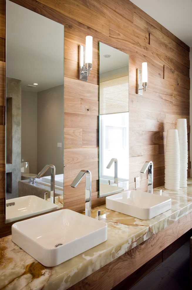 Foto på ett stort funkis en-suite badrum, med ett fristående handfat, bänkskiva i onyx, vit kakel, keramikplattor, flerfärgade väggar och klinkergolv i keramik