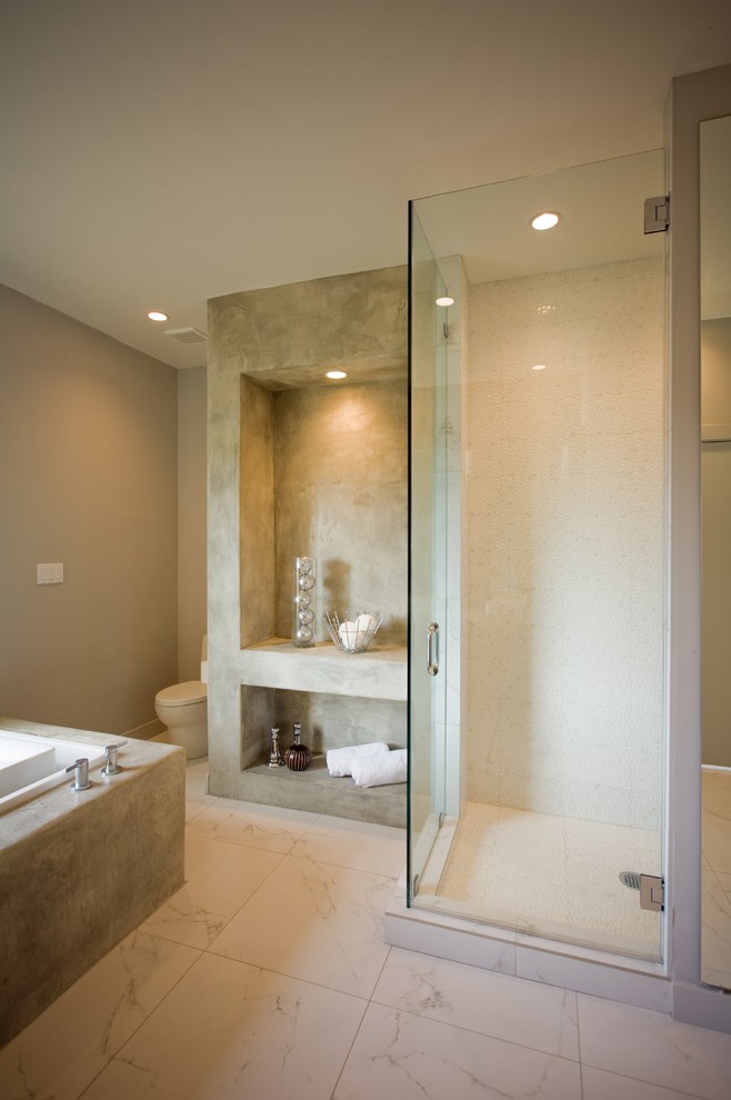 Inspiration för ett stort funkis en-suite badrum, med ett fristående badkar, en hörndusch, en toalettstol med hel cisternkåpa, vit kakel, keramikplattor, flerfärgade väggar och klinkergolv i keramik