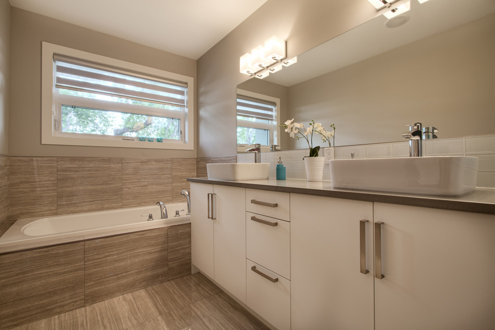 Свежая идея для дизайна: ванная комната в современном стиле с настольной раковиной и окном - отличное фото интерьера