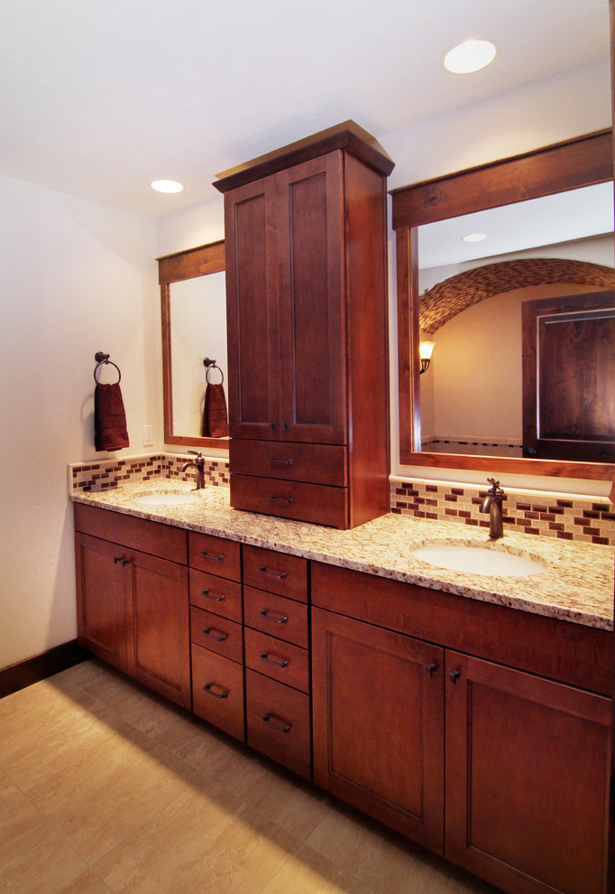 Inredning av ett amerikanskt mellanstort en-suite badrum, med skåp i shakerstil, skåp i mellenmörkt trä, granitbänkskiva, beige kakel, glaskakel, beige väggar och klinkergolv i keramik