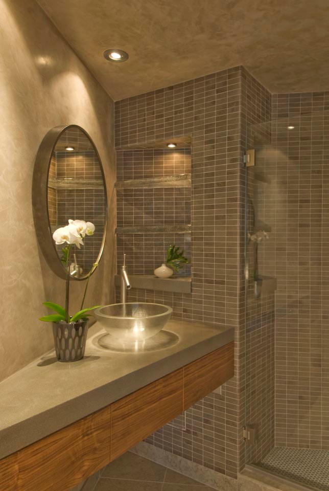 Inspiration för ett mellanstort funkis en-suite badrum, med släta luckor, skåp i ljust trä, en dusch i en alkov, brun kakel, grå kakel, grå väggar, klinkergolv i porslin och ett fristående handfat