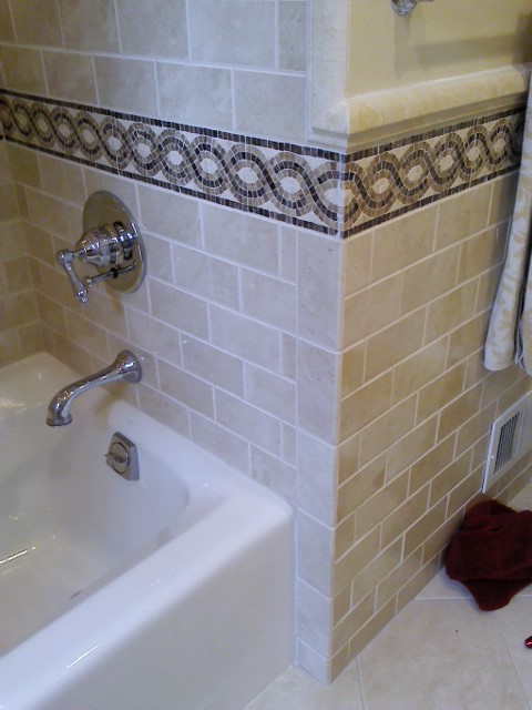 Aménagement d'une salle de bain classique de taille moyenne avec une baignoire en alcôve et un carrelage multicolore.