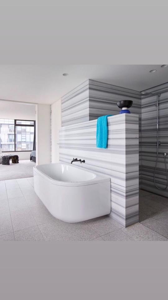 Mittelgroßes Modernes Badezimmer En Suite mit freistehender Badewanne, Duschnische, grauen Fliesen, Marmorfliesen, weißer Wandfarbe, Keramikboden, grauem Boden und offener Dusche in Melbourne