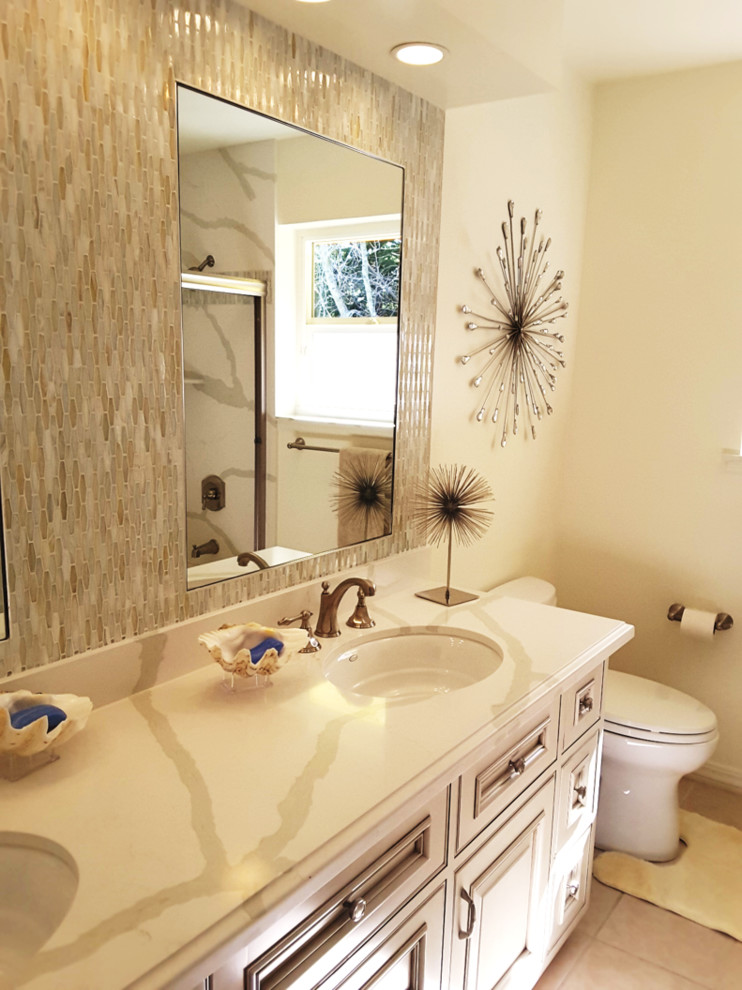 サンフランシスコにある高級な中くらいなトランジショナルスタイルのおしゃれなバスルーム (浴槽なし) (レイズドパネル扉のキャビネット、白いキャビネット、アルコーブ型浴槽、シャワー付き浴槽	、分離型トイレ、マルチカラーのタイル、モザイクタイル、ベージュの壁、セラミックタイルの床、アンダーカウンター洗面器、珪岩の洗面台、ベージュの床、引戸のシャワー) の写真