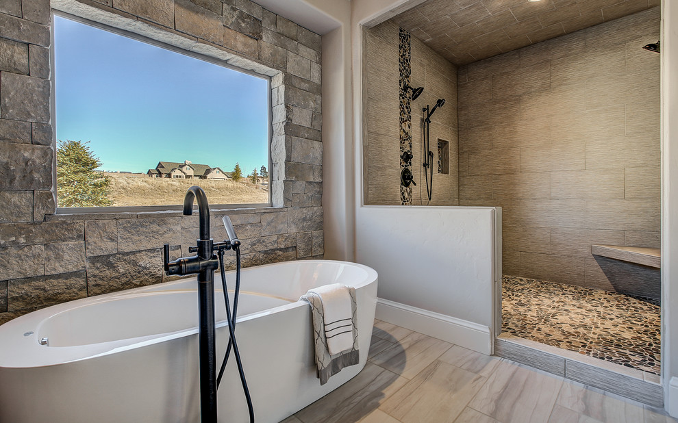 Idéer för ett mellanstort klassiskt en-suite badrum, med luckor med upphöjd panel, skåp i mellenmörkt trä, en dusch i en alkov, beige kakel, porslinskakel, beige väggar, travertin golv, ett undermonterad handfat, granitbänkskiva och ett fristående badkar