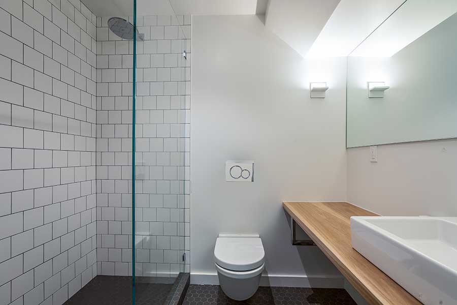 Foto di una piccola stanza da bagno con doccia minimalista con WC sospeso, piastrelle bianche, piastrelle diamantate, pareti bianche, top in legno, pavimento grigio e doccia aperta