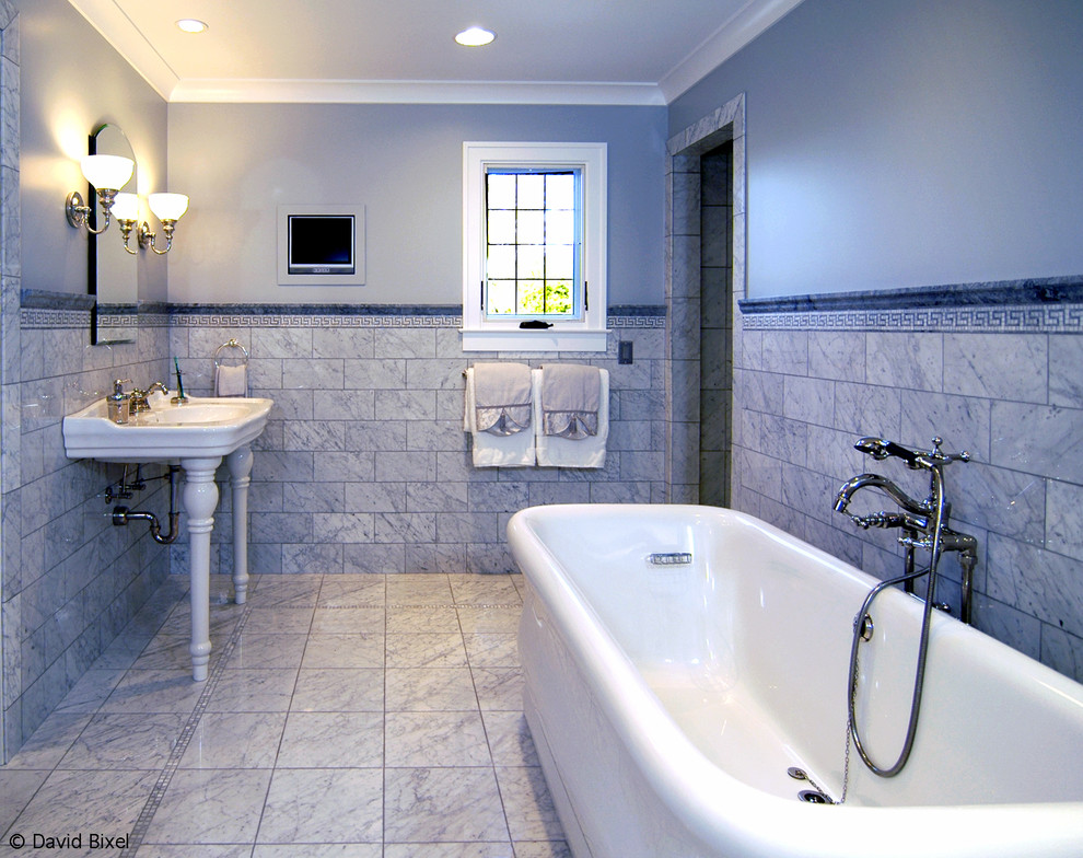Стильный дизайн: большая главная ванная комната в классическом стиле с отдельно стоящей ванной, серой плиткой, каменной плиткой, серыми стенами, мраморным полом, консольной раковиной и мраморной столешницей - последний тренд